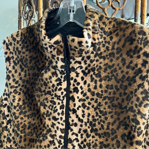 Jenni Max Reversible Quilted Leopard Vest - Picture 5 of 6